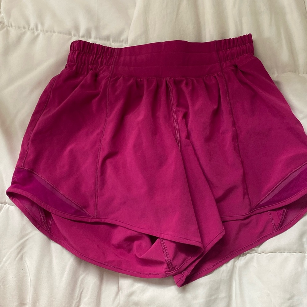 Lululemon Hotty Hot LR Short 4” Ripened Raspberry size 4 🩷✨